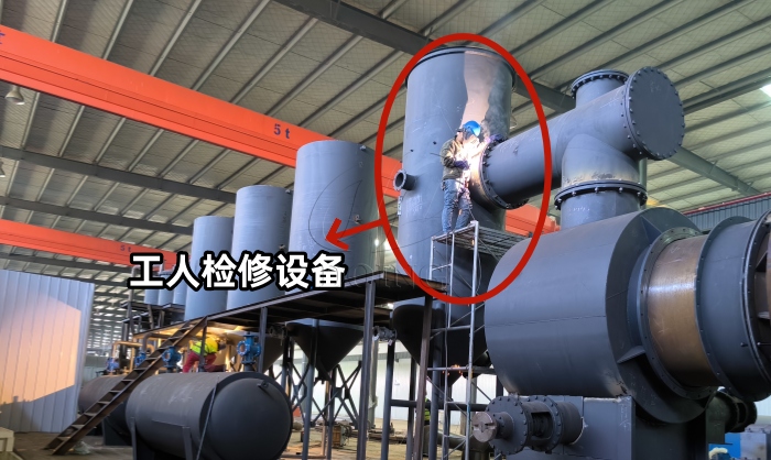 工人檢修設(shè)備